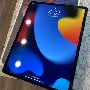 Apple iPad Pro 5th Gen 256GB, Wi-Fi, 12.9 in - Space Gray